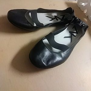 AK sport ballerina with elastic straps